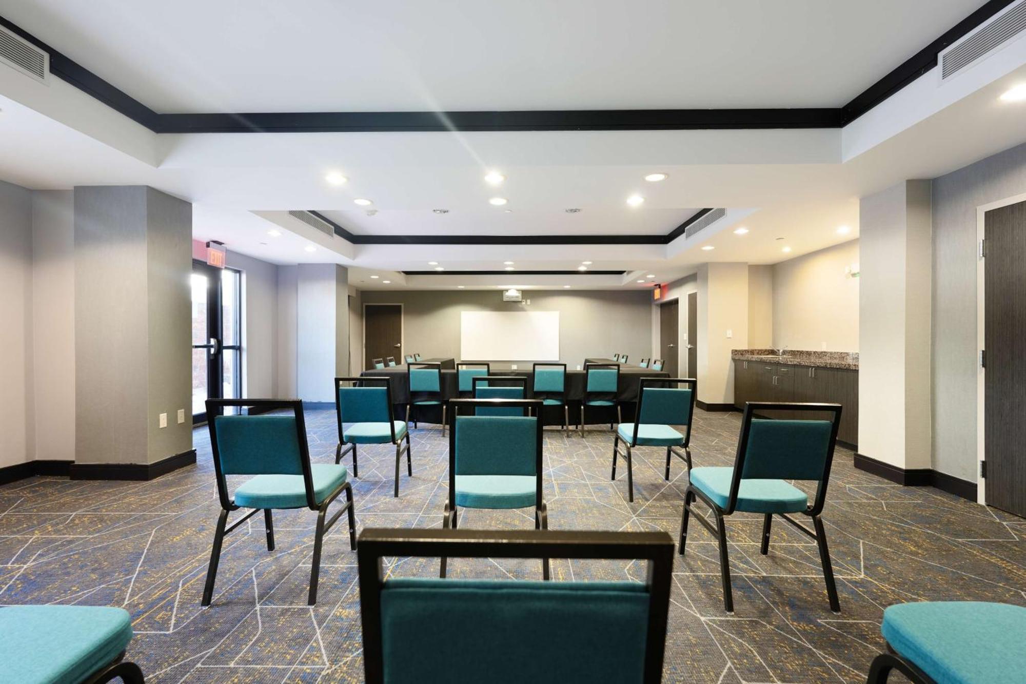 Hampton Inn And Suites Tulsa Central Екстериор снимка