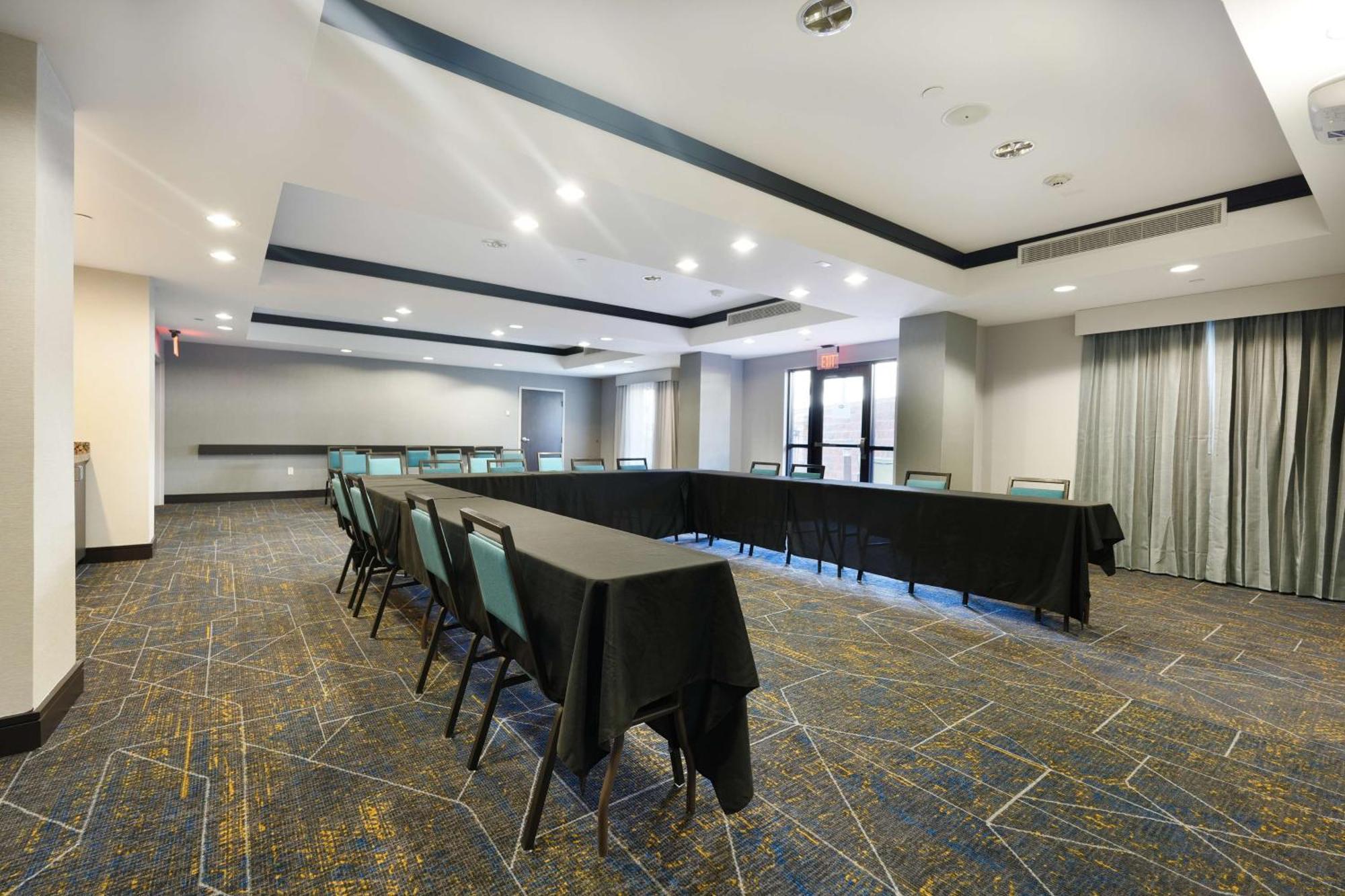 Hampton Inn And Suites Tulsa Central Екстериор снимка