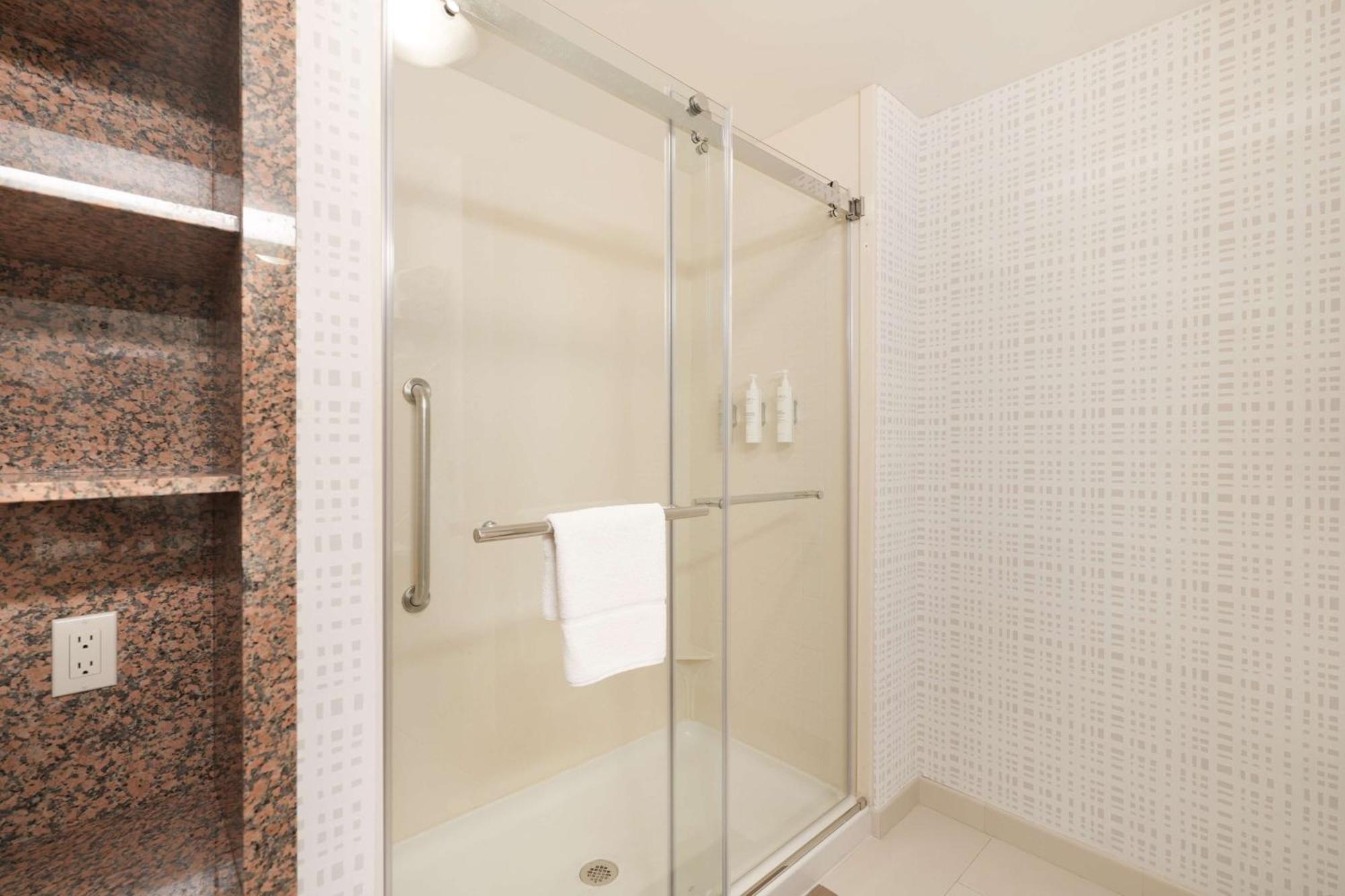 Hampton Inn And Suites Tulsa Central Екстериор снимка
